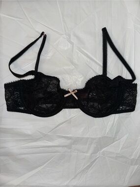 Cosmopolitan Black Lace Underwire Bra with Pale Pink Bow 36B back closure